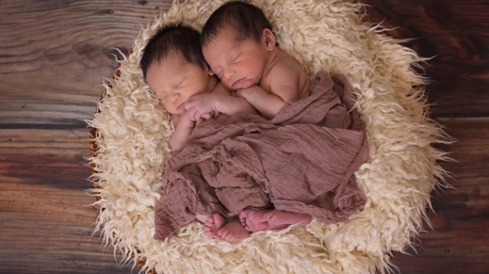 Marcați de pandemie, doi tineri din India și-au botezat gemenii nou-născuți Corona și Covid