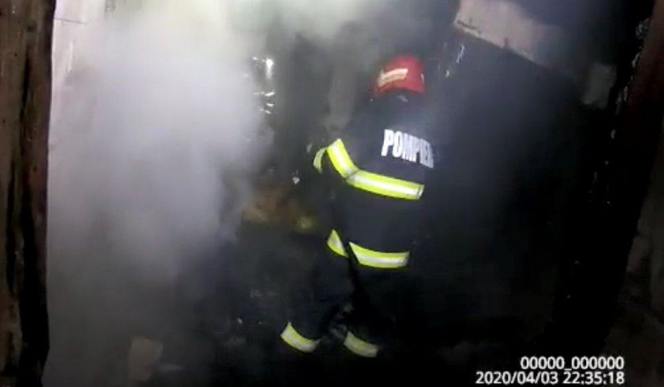 Patru jandarmi din Craiova au salvat doi oameni care ardeau de vii într-o tarabă cuprinsă de un incendiu