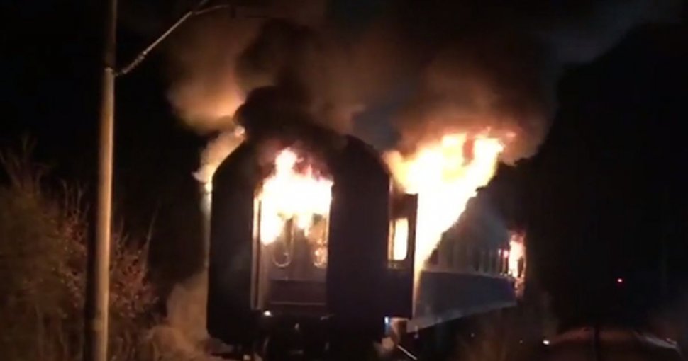 Brașov: Un cadavru carbonizat a fost descoperit în trenul cuprins de flăcări