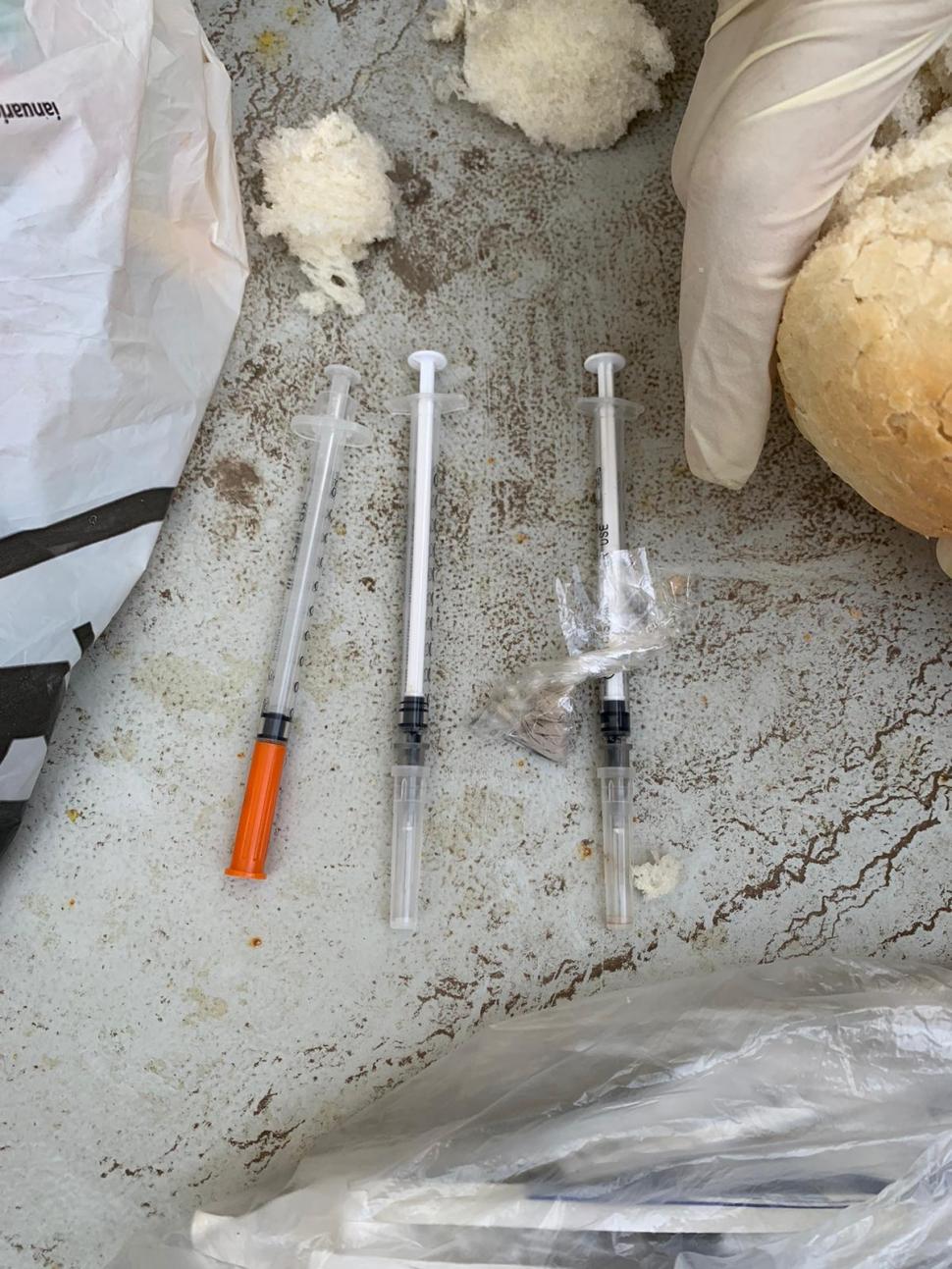 Jandarm în misiune la un centru de carantină din Ilfov a descoperit droguri în pâinea unui bărbat: Am doar alimente pentru nepot! 654967