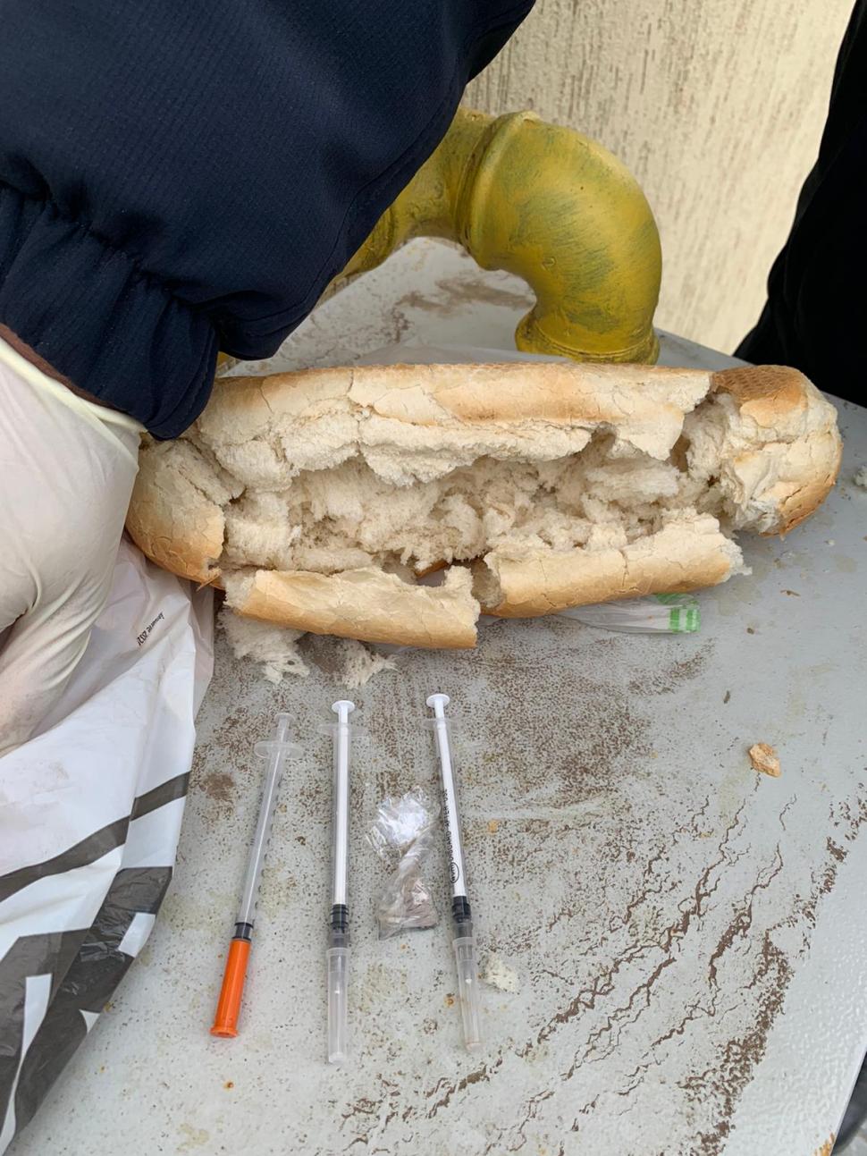 Jandarm în misiune la un centru de carantină din Ilfov a descoperit droguri în pâinea unui bărbat: Am doar alimente pentru nepot! 654968