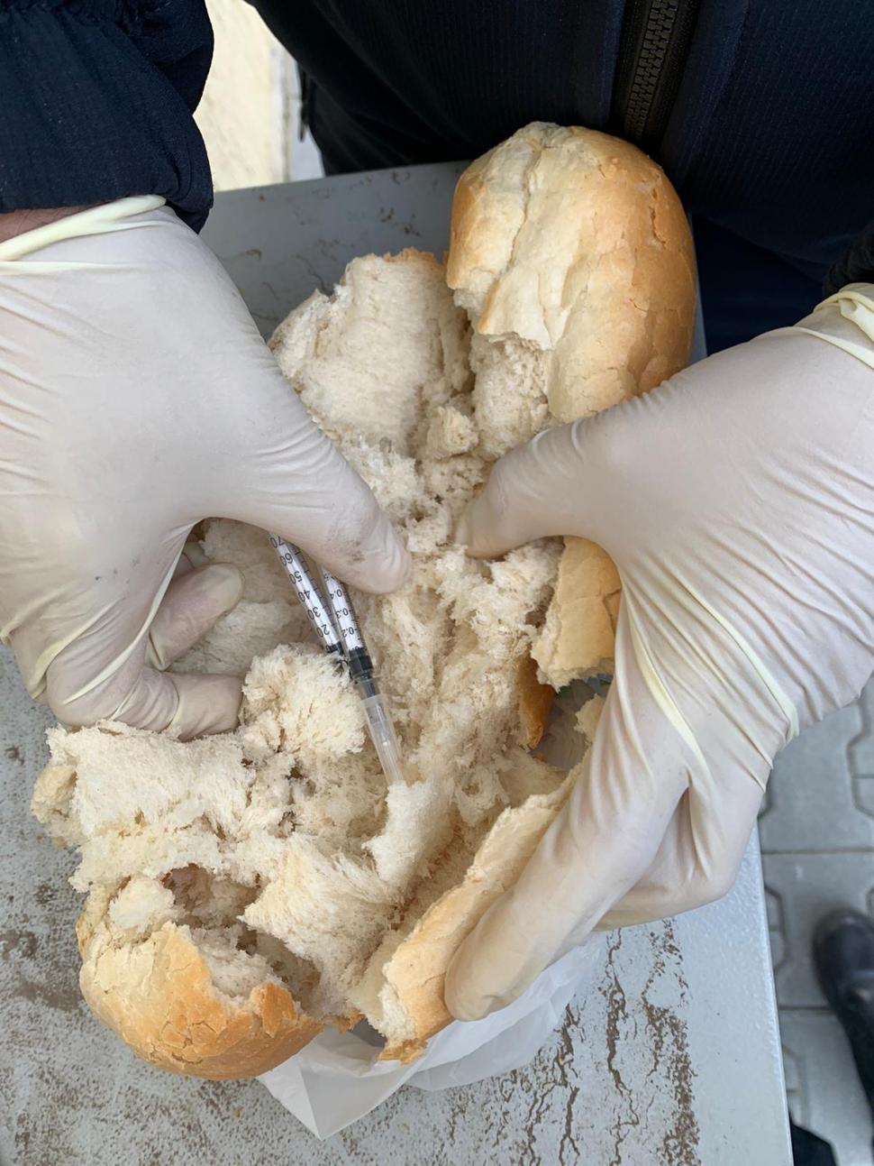 Jandarm în misiune la un centru de carantină din Ilfov a descoperit droguri în pâinea unui bărbat: Am doar alimente pentru nepot! 654969