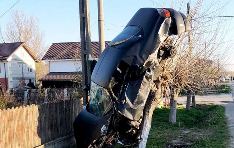 Un tânăr de 29 de ani din Slatina a "sărit" cu maşina în copac (Foto)
