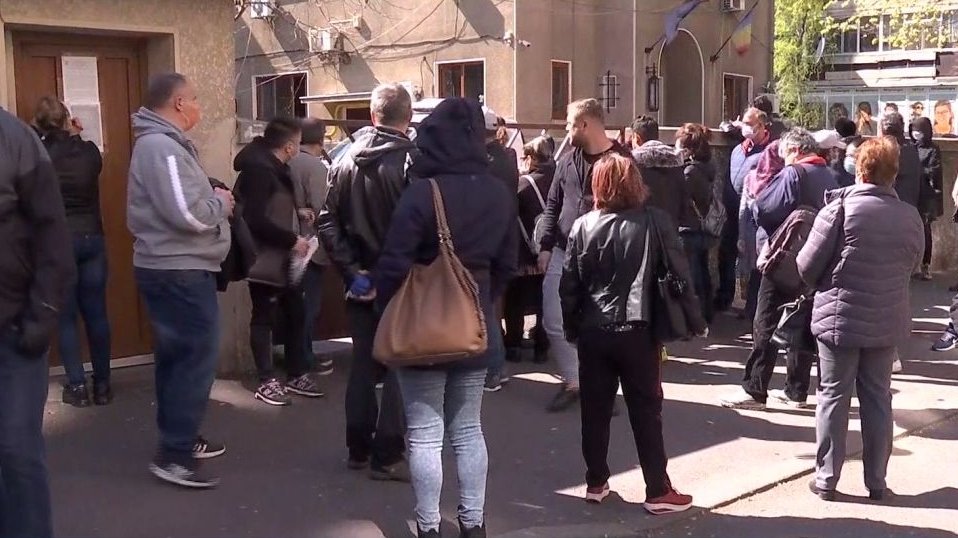 În plină pandemie, sute de oameni au format o coadă uriaşă la DSP Bucureşti - VIDEO