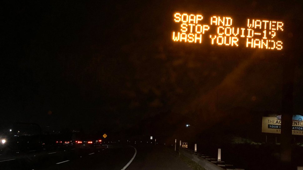 Șoferii din Los Angeles primesc sfaturi legate de igienă chiar pe panourile amplasate pe autostradă (foto)
