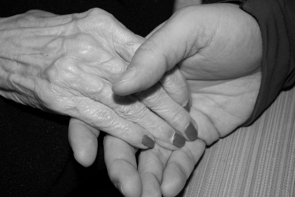 Un cuplu căsătorit de peste 50 de ani a murit infectat de coronavirus, ținându-se de mână