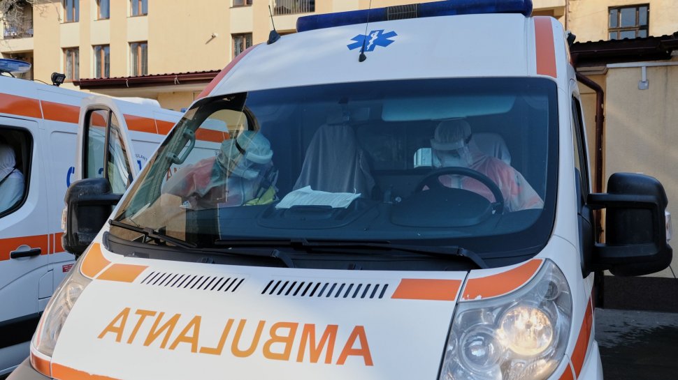 Asistenta de la Ambulanța Suceava: Când ne ducem cu pacienți cu coronavirus la spital, așteptăm și câte 4 ore