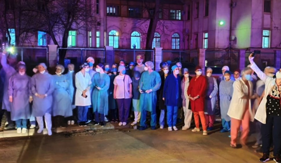 Autoritățile din Timișoara s-au adunat în fața spitalului pentru a-i aplauda pe eroii în alb