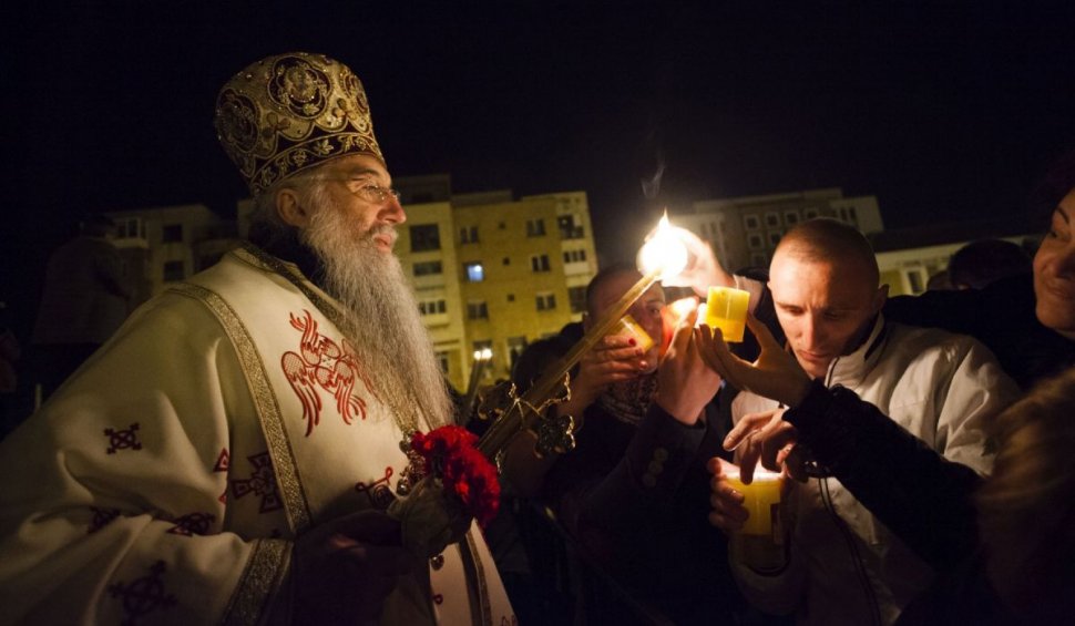 În noaptea de Înviere, voluntarii vor duce lumină doar la credincioșii care o așteaptă în fața locuinței