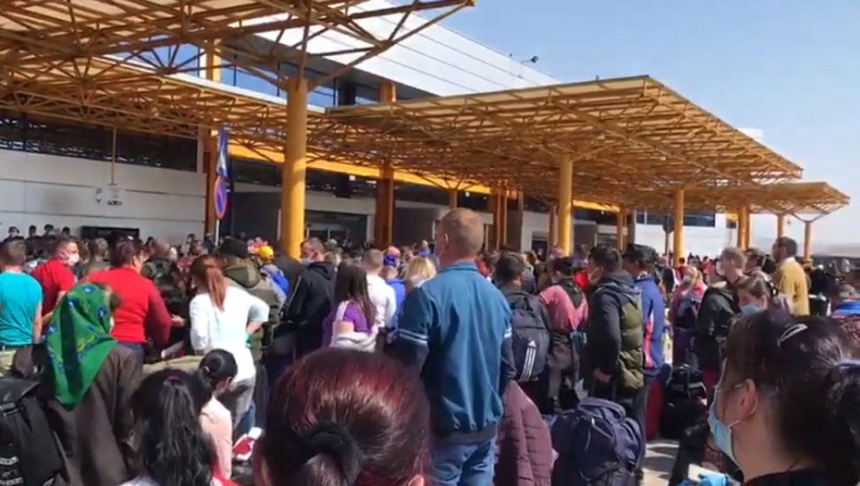 Dosar penal după aglomerația de pe Aeroportul din Cluj. Mii de români s-au strâns pentru a pleca în Germania