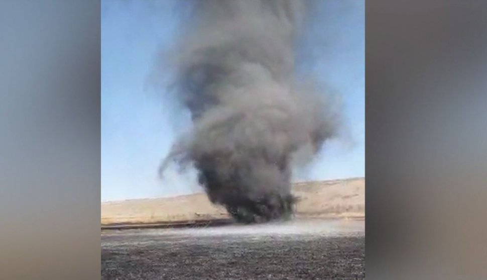 Tornadă de fum pe un câmp din Vaslui, după un incendiu (Video)