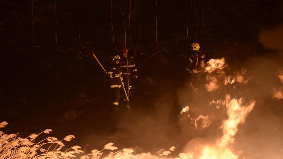 Un bărbat din Neamț a murit în timp ce încerca să stingă un incendiu de vegetație