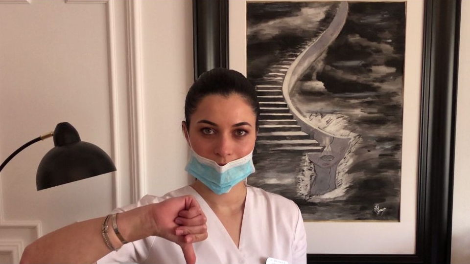 Care sunt paşii pentru a îndepărta şi dezinfecta corect o mască de protecţie - VIDEO