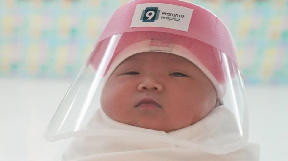 Nou născuții din Thailanda primesc viziere împotriva coronavirusului