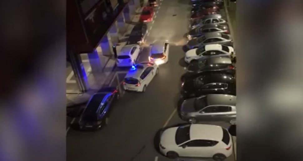 Român cu boli psihice, filmat în timp ce distrugea mașinile polițiștilor din Spania (VIDEO)