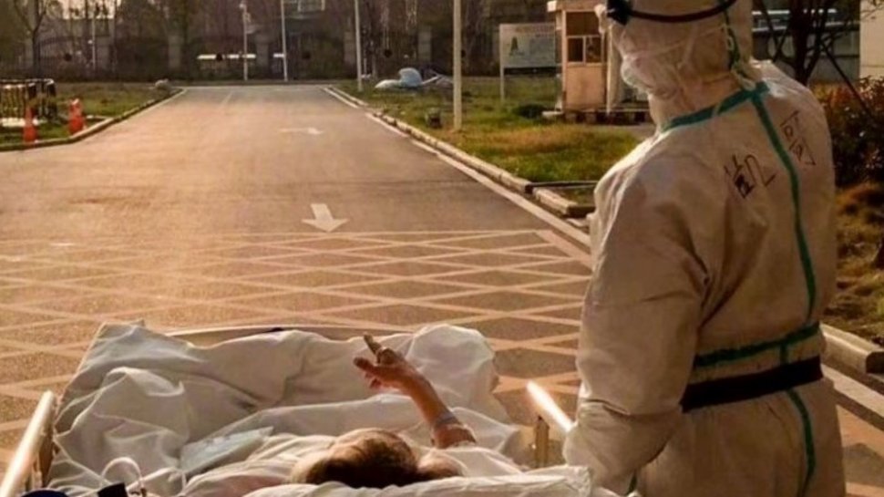 Imaginile care fac inconjurul lumii! Ce s-a întâmplat cu pacientul de 87 de ani pe care un medic din Wuhan l-a scos cu tot cu pat  sa vada apusul