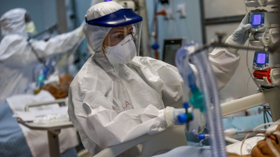 În ce situaţii se face autopsie pacienţilor morţi de COVID-19: ”Cadavrul va fi aşezat într-un sac impermeabil dublu şi ermetic închis cu fermoar şi pulverizat cu biocide”