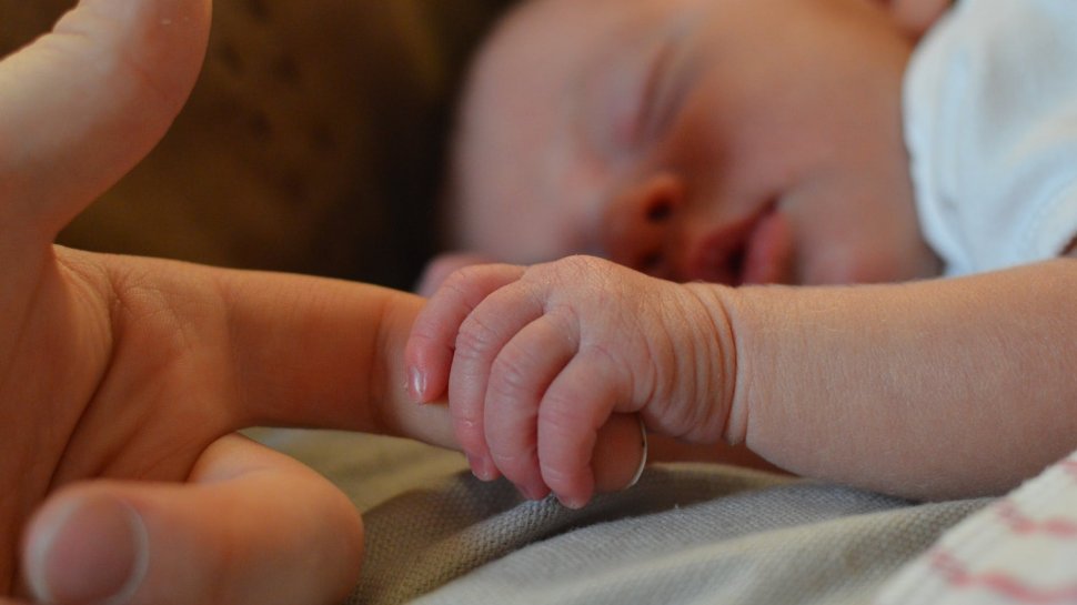 O mamă și bebelușul ei de două săptămâni, confirmați pozitiv cu coronavirus la Hunedoara. S-au infectat în focarul de la Maternitatea Odobescu din Timişoara