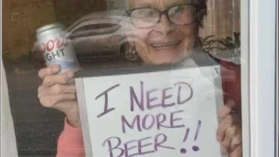 O bătrână de 93 de ani, în izolare din cauza noului coronavirus, îşi "strigă" dorinţa de la fereastră: "Am nevoie de mai multă bere"