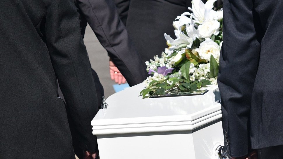 Înmormântare cu 11 persoane, în Caraș-Severin. Unul dintre participanți, confirmat cu coronavirus, a împărțit pachete altor oameni