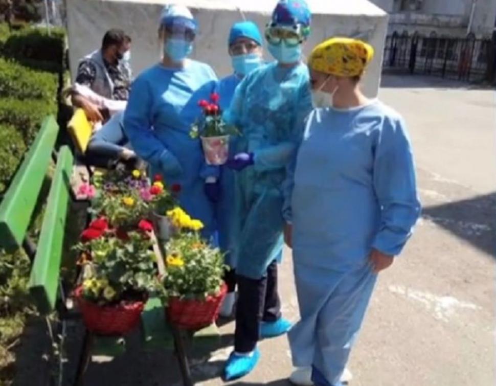 Tânărul din Gorj a venit cu brațele pline de flori pentru cadrele medicale. Este modul său de a-și arăta recunoștința (FOTO) 656289