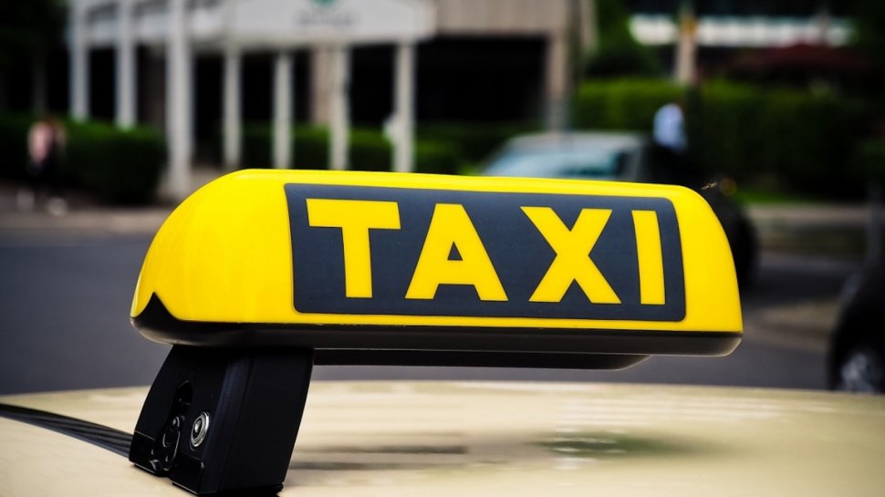 Taxi oprit de Poliţie în trafic. Taximetristul din Constanța anunţase prin 112 că avea un client beat, cu pistol la el