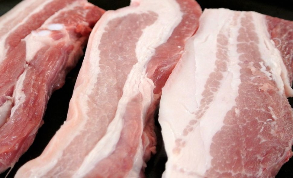 Carne expirată de 45 de zile descoperită într-un supermarket