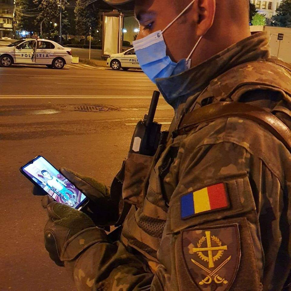 Soldat român, surprins privind poza copilului său în timpul patrulării: „Şi când crezi că nu mai poţi...tot mai poţi puţin!” (FOTO) 656695