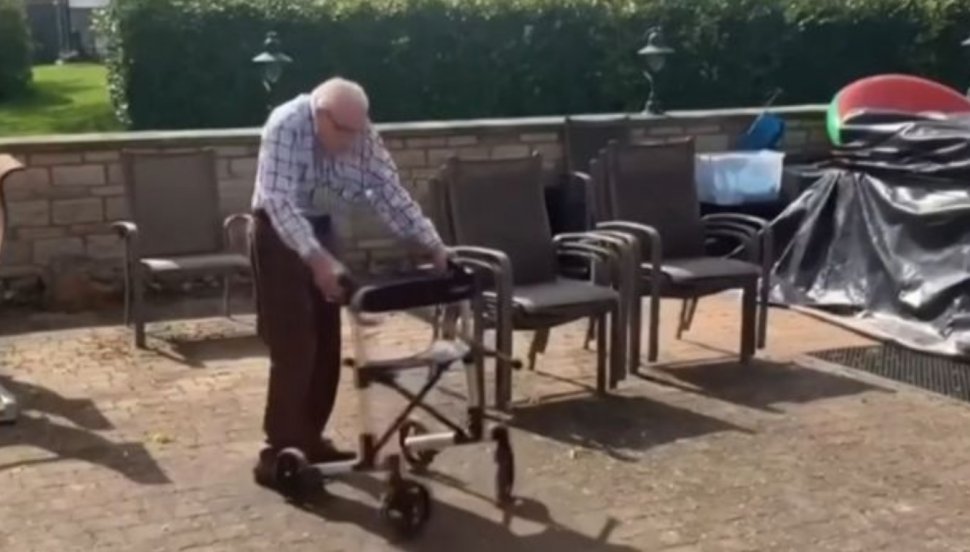 Un veteran în vârstă de 99 de ani a devenit milionar plimbându-se în grădină