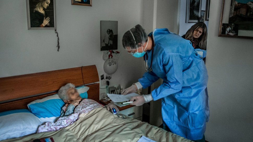 Zeci de bătrâni de la un azil din Răcari, confirmați cu coronavirus