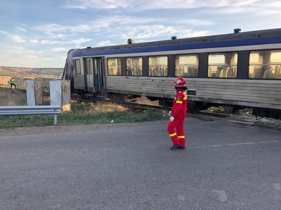 Accident feroviar la Iași. Un tren de persoane a deraiat după ce a lovit un TIR 656935