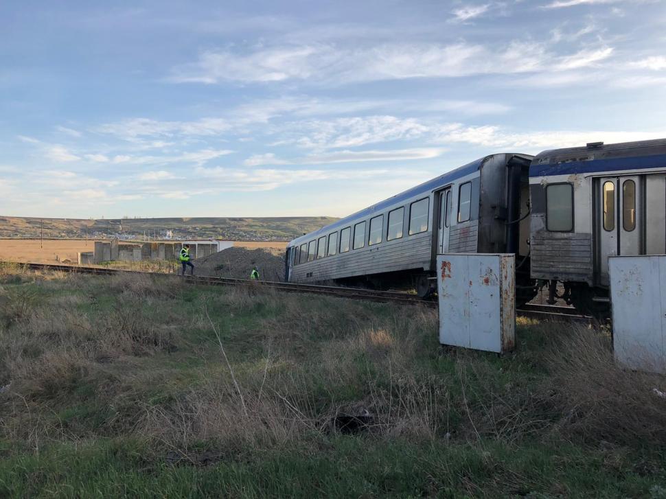 Accident feroviar la Iași. Un tren de persoane a deraiat după ce a lovit un TIR 656936