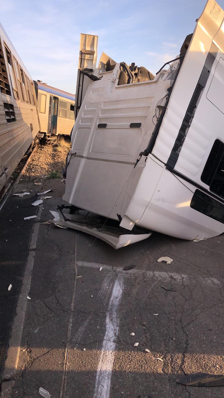 Accident feroviar la Iași. Un tren de persoane a deraiat după ce a lovit un TIR 656937