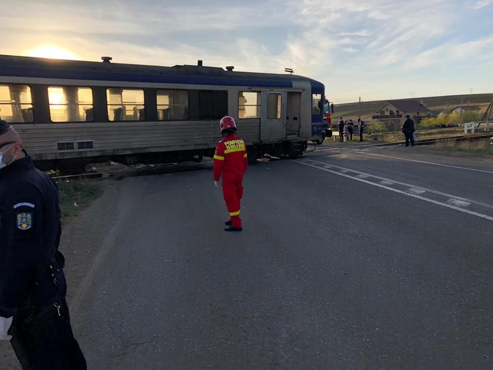 Accident feroviar la Iași. Un tren de persoane a deraiat după ce a lovit un TIR 656938