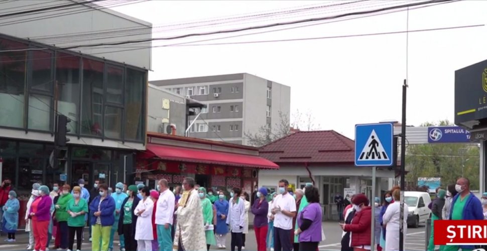 Managerul Spitalului Târgovişte amendat, după ce a ieşit cu 30 de medici în stradă, să se închine la moaşte