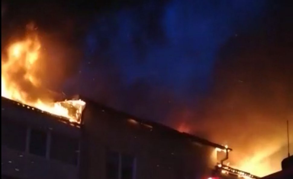 Incendiu în Botoșani, în Vinerea Mare! Acoperișul unui bloc a luat foc, oamenii au fost evacuați
