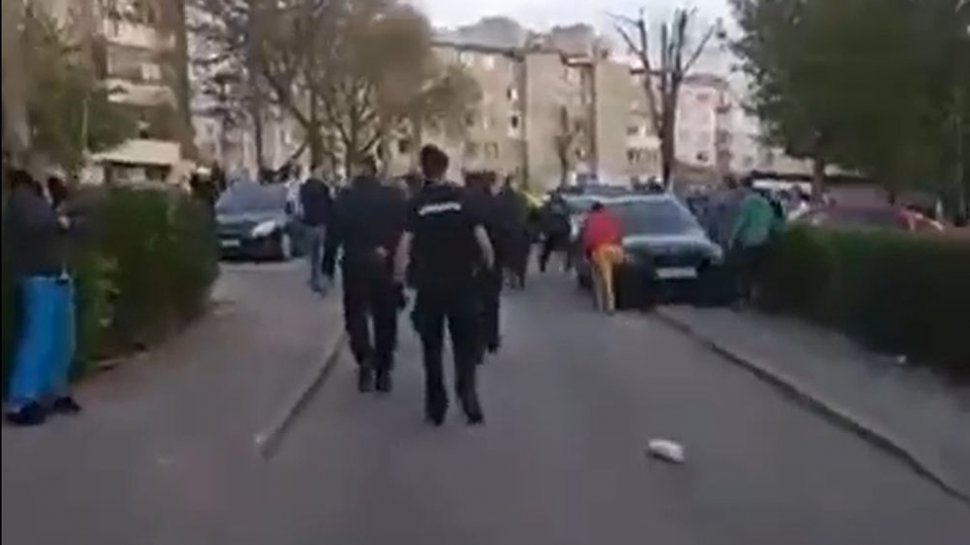 Revoltă într-un cartier din Hunedoara. Polițiști și jandarmi atacați cu pietre, mașini avariate