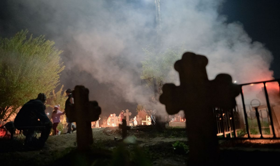 18.000 de candele aprinse în cimitirul din Rm. Vâlcea, de Înviere. Poliția anchetează cazul