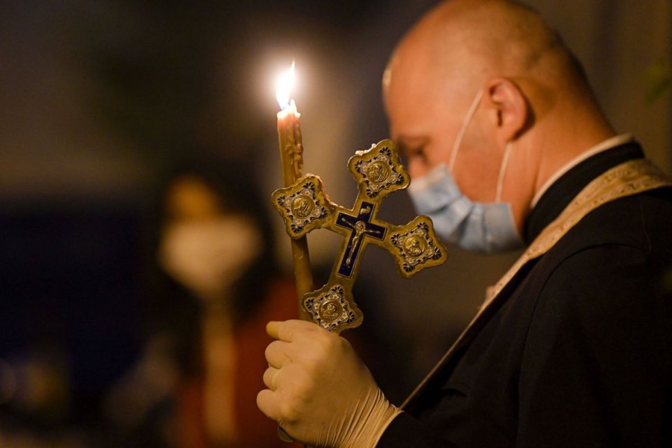 Zeci de români, ascunși într-o biserică din Italia pentru a sărbători Paștele. Polițiștii i-au prins fredonând cântece religioase