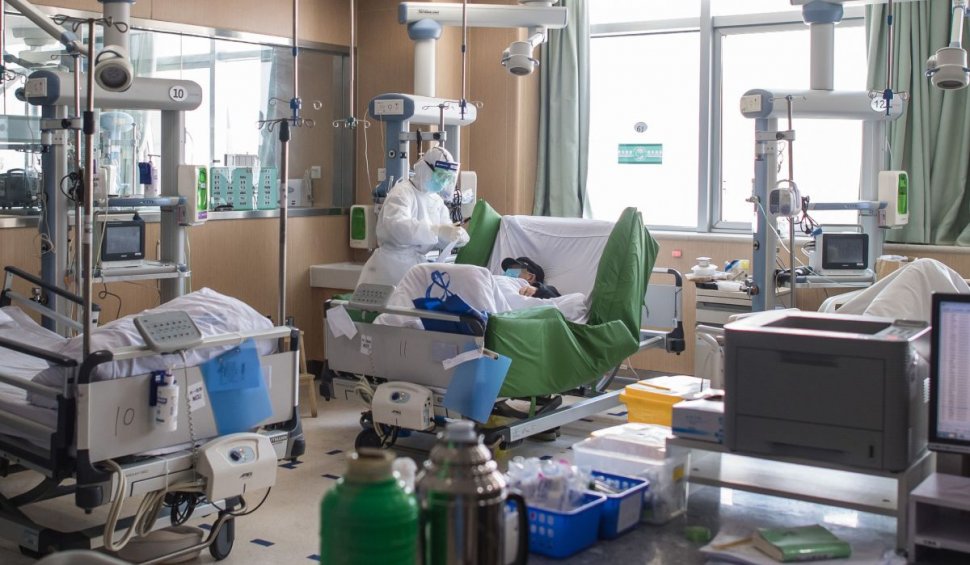 Medic din Botoșani cu coronavirus a băut dezinfectant, după ce l-a confundat cu apa: Se afla într-un pahar de plastic, lângă patul de spital