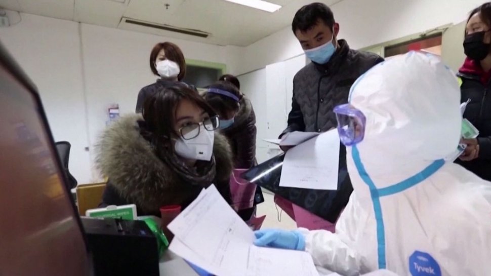 Medici din Wuhan în stare critică din cauza coronavirus, s-au trezit cu pielea total închisă la culoare