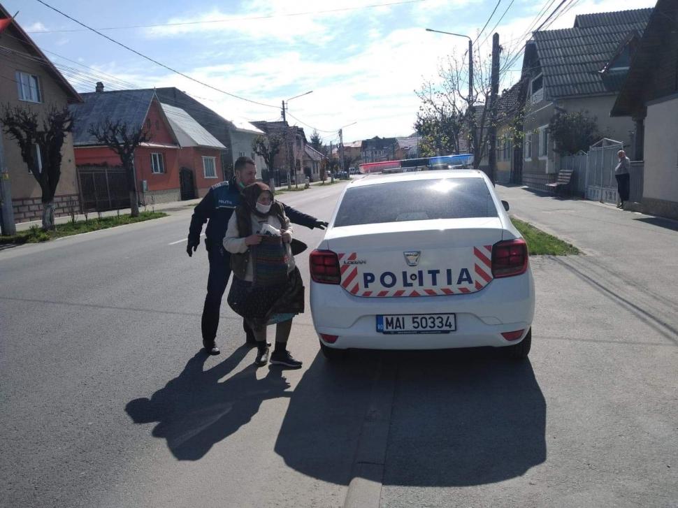 Bătrânica din Năsăud a fost oprită de un polițist și invitată apoi să urce în mașină. Nu s-a așteptat deloc să i se întâmple asta (FOTO) 657866