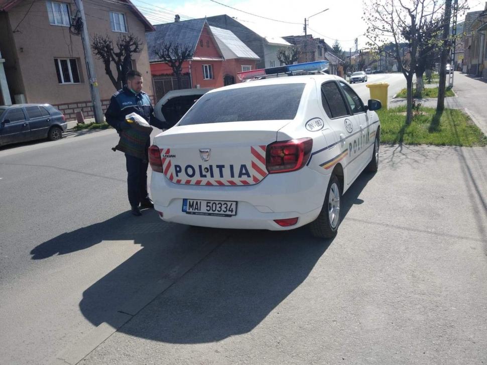 Bătrânica din Năsăud a fost oprită de un polițist și invitată apoi să urce în mașină. Nu s-a așteptat deloc să i se întâmple asta (FOTO) 657867