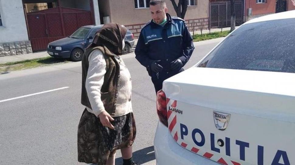 Bătrânica din Năsăud a fost oprită de un polițist și invitată apoi să urce în mașină. Nu s-a așteptat deloc să i se întâmple asta (FOTO)