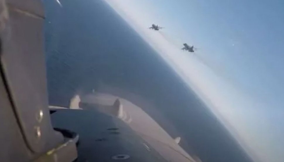 Mai multe avioane ale armatei ruse au zburat deasupra unei nave de război a SUA. Operațiunea a fost filmată - VIDEO