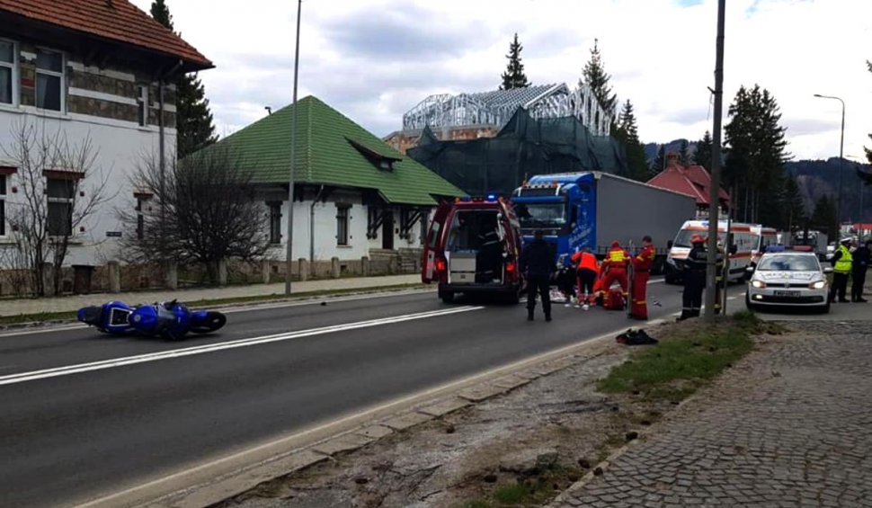 Un motociclist din Predeal a murit chiar în fața casei, într-un cumplit accident