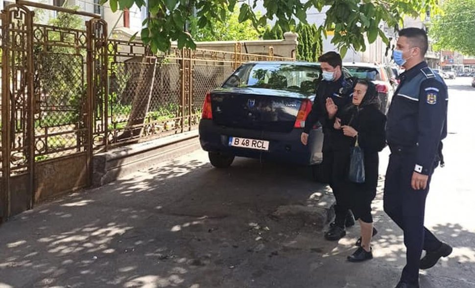 Polițiști-eroi pentru o bătrânică bolnavă din București. I-au cumpărat medicamentele și au dus-o acasă, după ce femeii i s-a făcut rău în fața farmaciei
