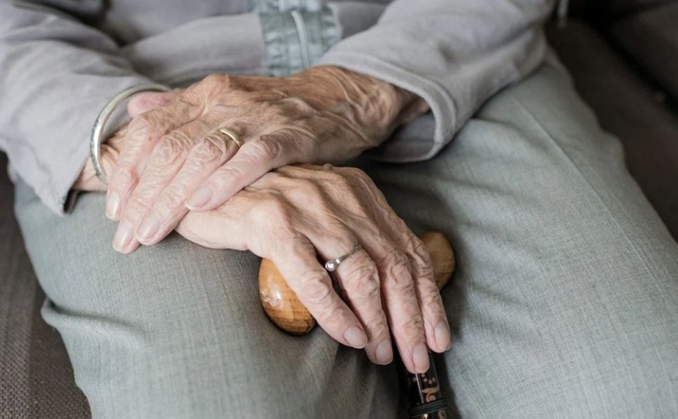 Bătrâni ținuți în condiții crunte într-un cămin ilegal din Craiova 