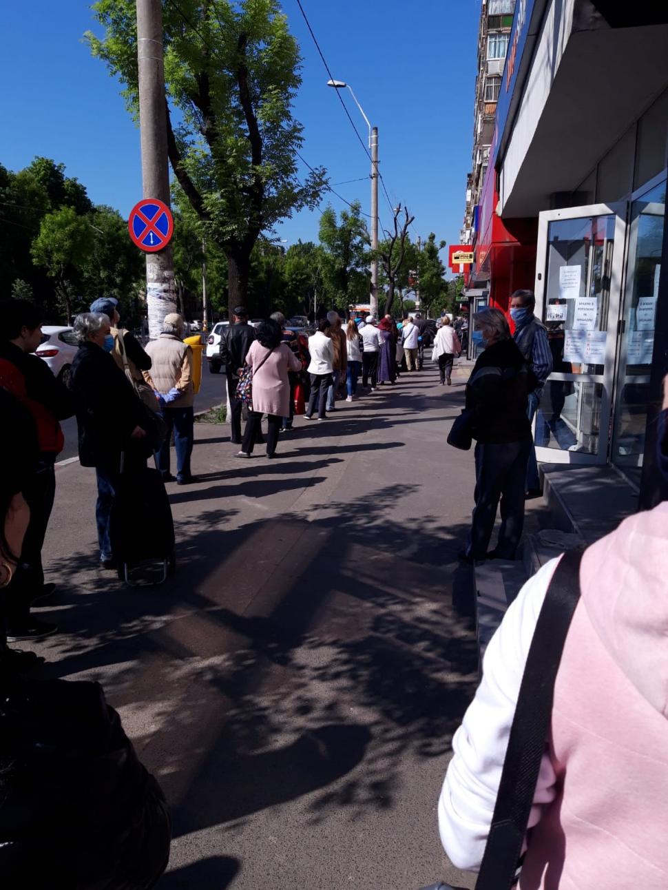 Zeci de bătrâni au stat la cozi mari să-şi plătească facturile, în plină pandemie (Foto) 658860
