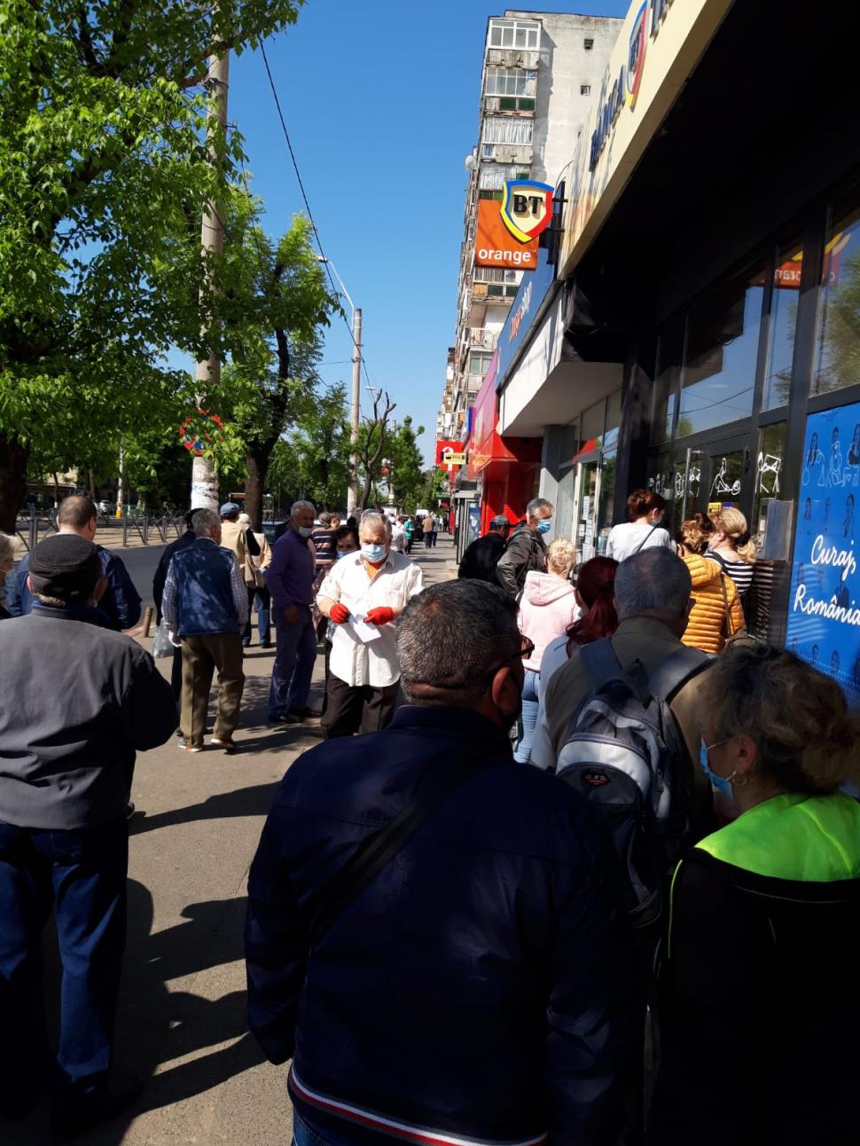 Zeci de bătrâni au stat la cozi mari să-şi plătească facturile, în plină pandemie (Foto) 658861